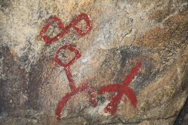 Indische Petroglyphen Nordamerikas. Gemälde in den 50er Jahren für die Dreharbeiten eines Westerns hinzugefügt. Joshua Tree Nationalpark, Kalifornien, USA. Nordamerikanische Indianerkultur